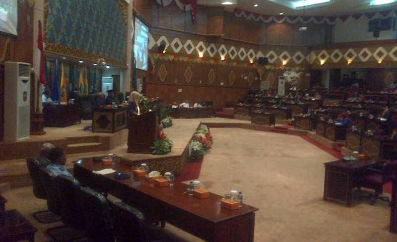 Anggota DPRD Riau Sulastri membacakan pokok-pokok pikiran DPRD Riau terhadap APBD-P 2016 dalam rapat paripurna, Rabu (24/8) di ruang paripurna gedung DPRD Riau