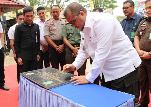 Bupati Indragiri Hulu, H Yopi Arianto SE saat meresmikan gedung utama RSUD Indrasari Rengat