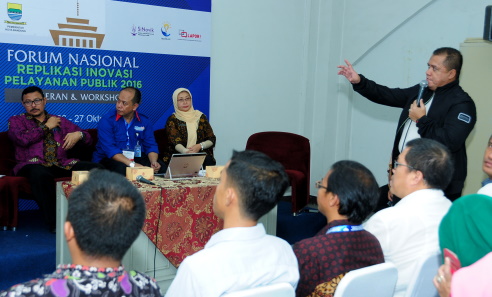 Bupati Inhu, Yopi Arianto saat tampil pada Forum Nasional Replikasi Inovasi Pelayanan Publik 2016