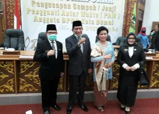 SW Simanungkalit dan isteri bersama Walikota Dumai H Zulkifli AS dan Hj Haslinar Zulkifli AS
