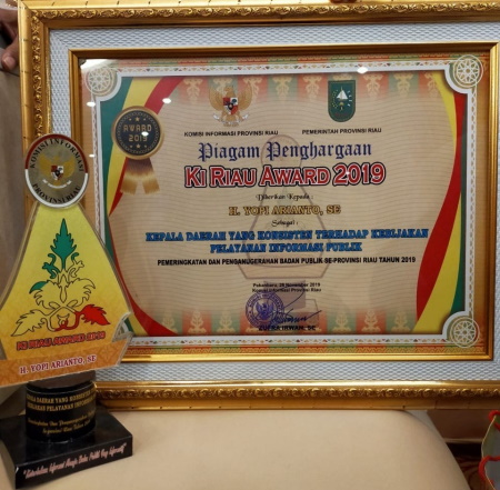 Piagam penghargaan dari Komisi Informasi Riau untuk Kabupaten Inhu