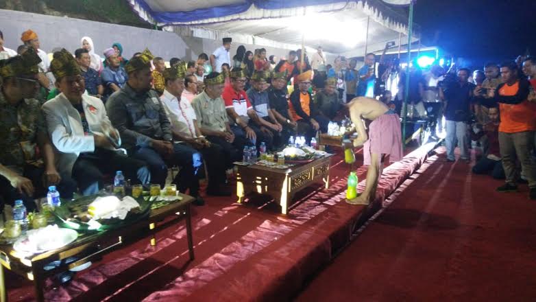 Panitia Perkenalkan Madu Sialang pada Pembukaan Kejurnas Panjat Tebing di Inhu