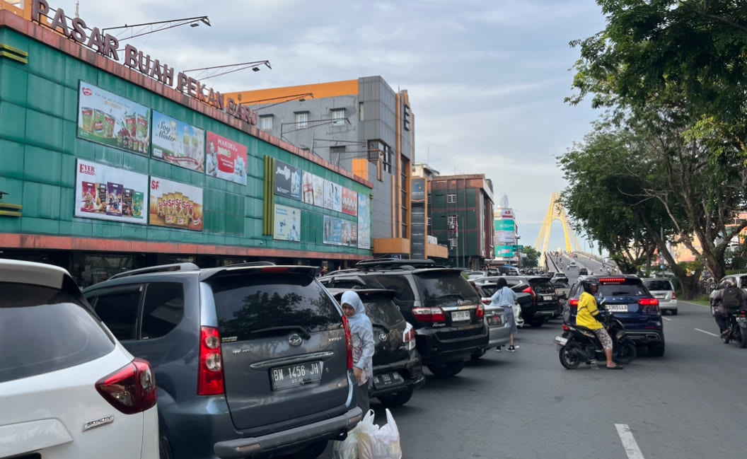 Anggota DPRD Aidil Amri Soroti Parkir Pasar Buah Sudirman: Bahayakan Pengguna Jalan