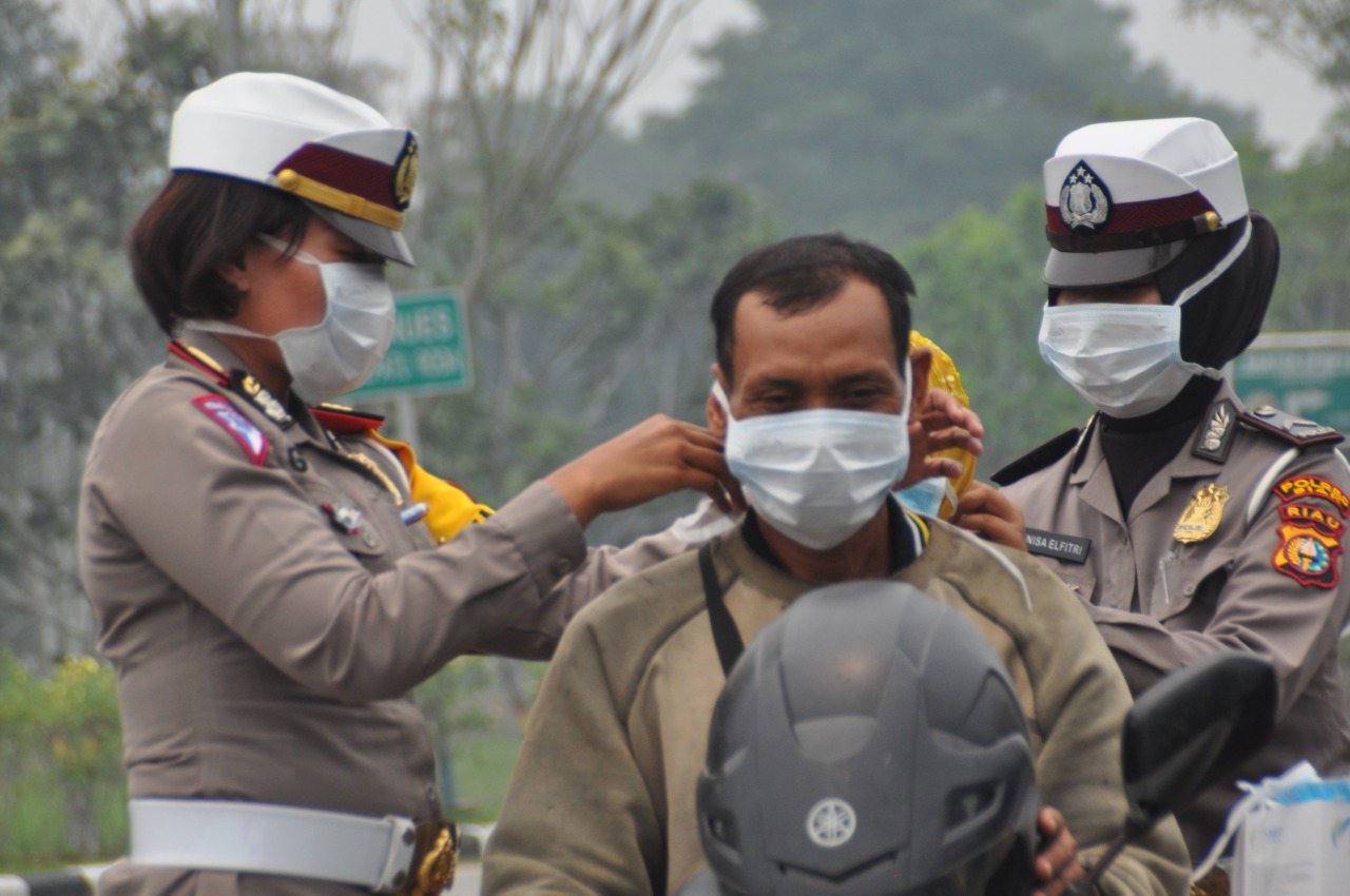 Kabut Asap Semakin Tebal, Kasat Lantas Polres Siak Bagikan Masker kepada Masyarakat