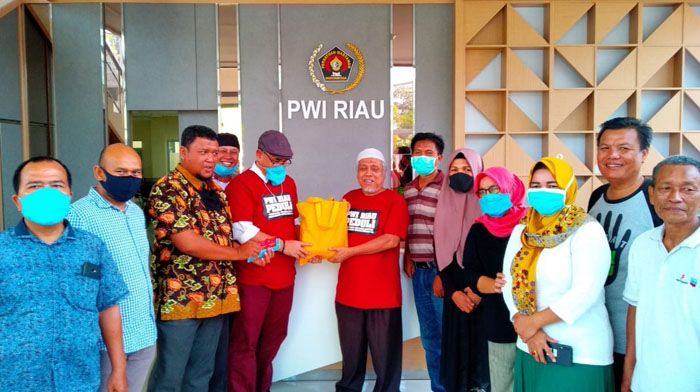 Di Tengah Merebaknya Covid-19, PWI Riau Peduli dan SPS Riau Bantu 100 Reporter