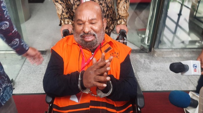 Lukas Enembe Tagih Janji Firli Saat di Papua