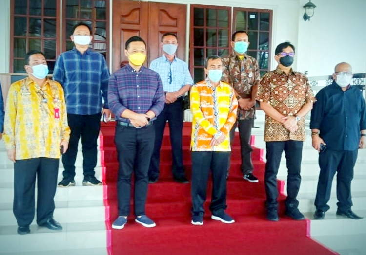 Manajemen Poskota Bahas Pengembangan Media di Riau dengan Gubri