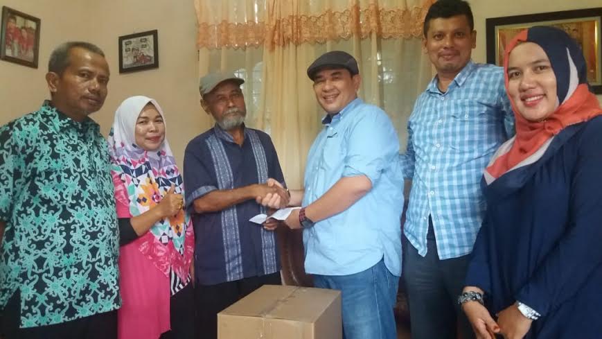 Pengurus PWI Riau Jenguk Wartawan Senior yang Sedang Sakit