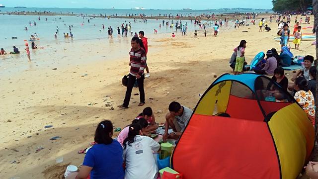 Ribuan Warga Batam Padati Pantai Tanjungpinggir