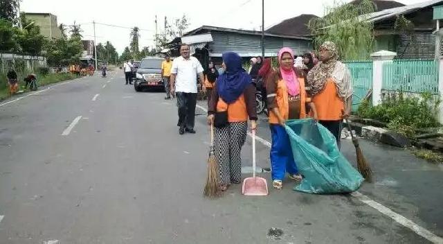 Sampah Berserakan, Kadis DLH Rohil Turun ke Jalan