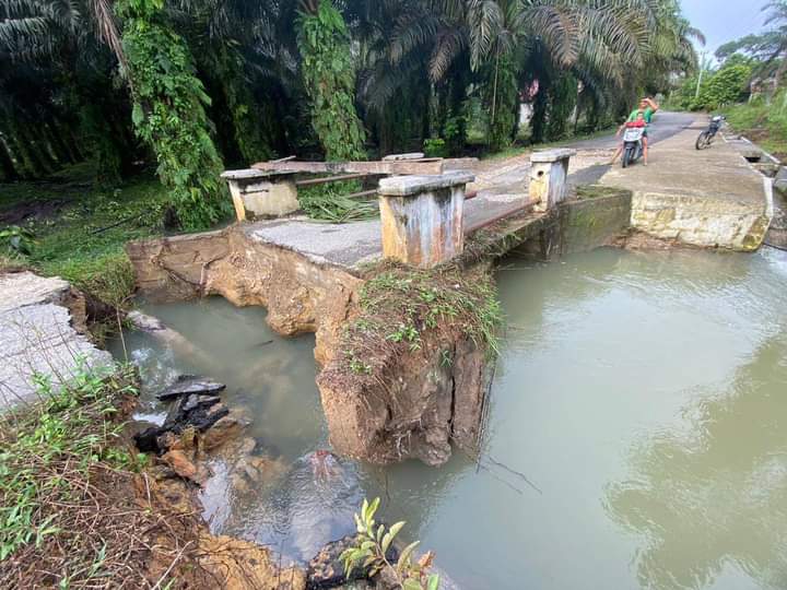 Jembatan Putus, Akses Masyarakat di Desa Geringging Baru Kuansing Lumpuh