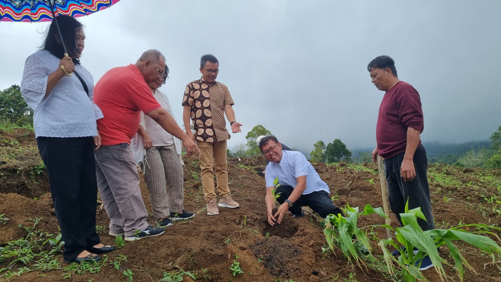 Lestarikan Lingkungan, Senator Stefanus Liow Prakarsai Tanam  Pohon
