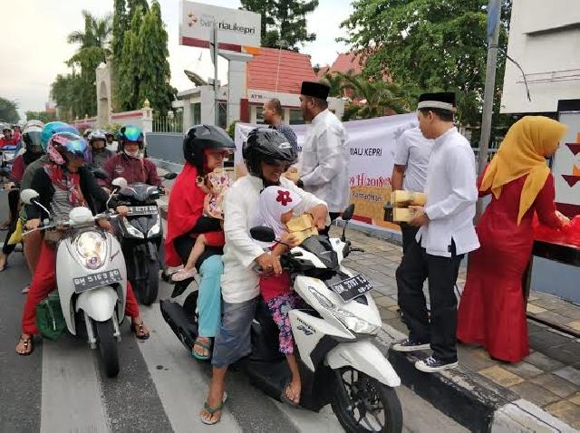 Bank Riau Kepri Berbagi Takjil di Bulan Ramadan