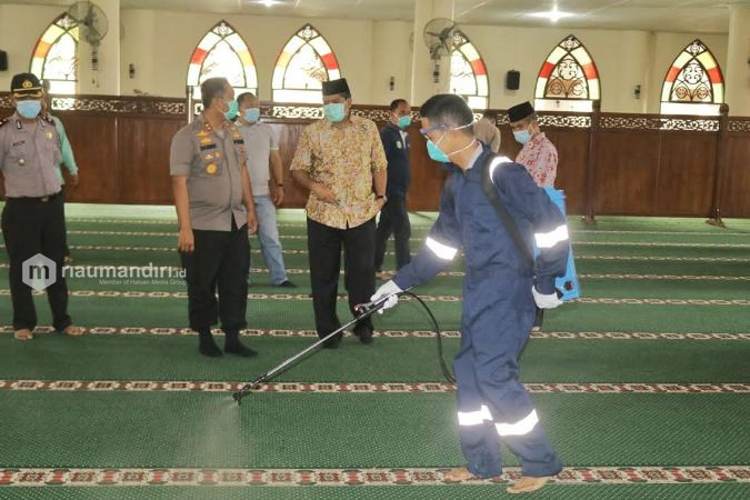 Tangkal Corona, Sejumlah Rumah Ibadah di Siak Disemprot Desinfektan