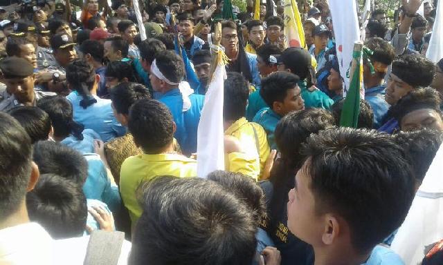 Aparat Gabungan Dilengkapi Watercanon dan Barracuda Amanakan Demo Mahasiswa