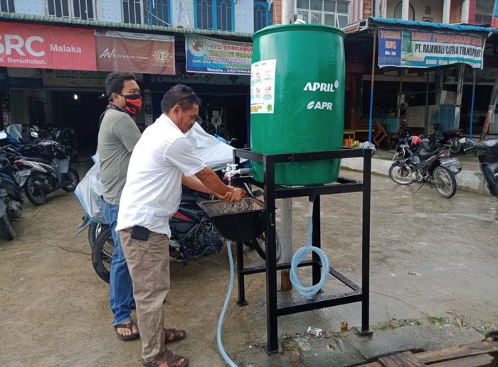 Biasakan Cuci Tangan Melawan Covid-19, RAPP - APR Bantu Alat Cuci Tangan di Pangkalan Kerinci