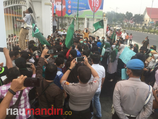 Demo di Depan Kantor Gubernur Riau, Aktivis HMI dan Aparat Saling Pukul