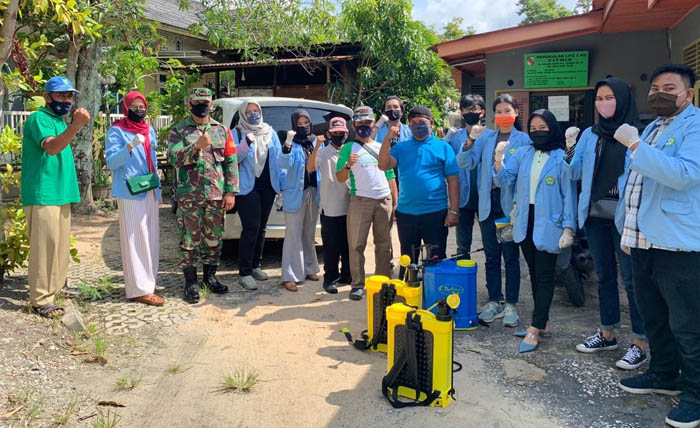 Mahasiswa Kukerta Unri Kecamatan Bukit Raya Semprotkan Disinfektan di Tangkerang Labuai