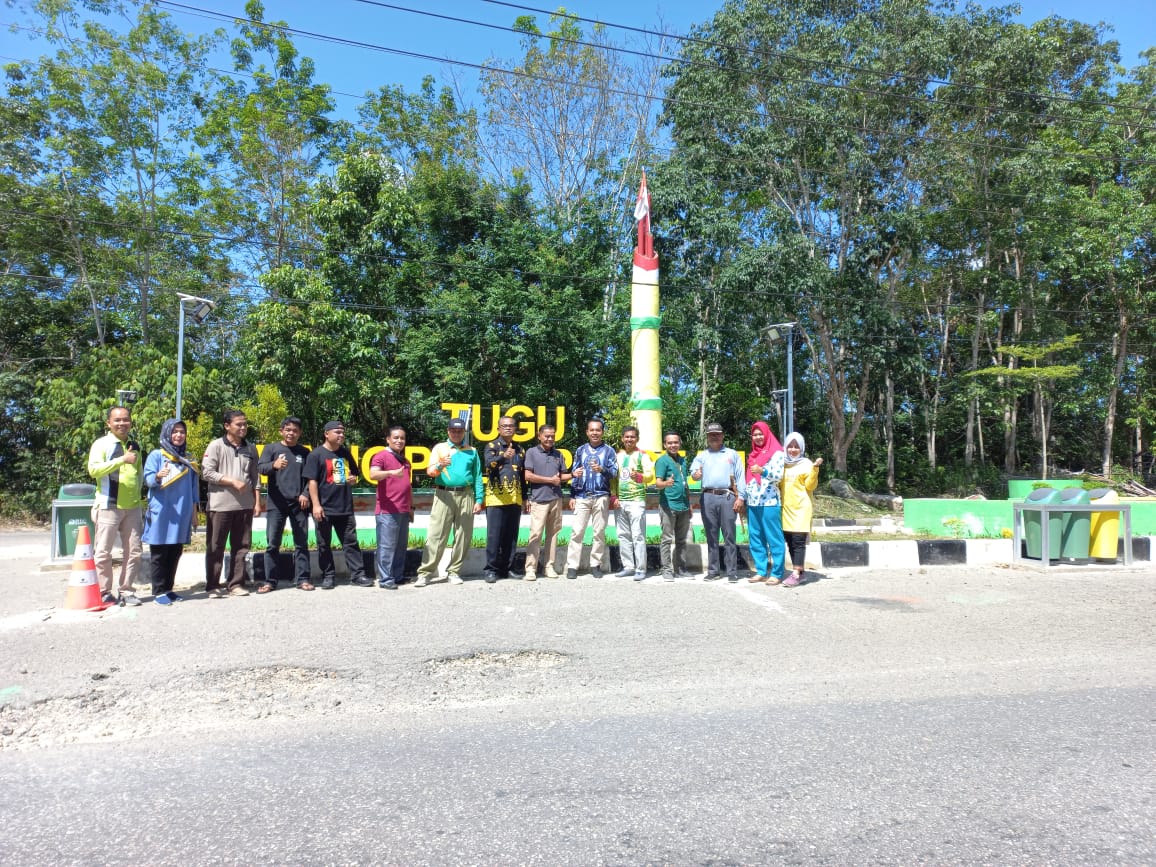 Jelang Upacara Hardiknas, Camat Pangean Gotong Royong di Tugu Elang Pulai