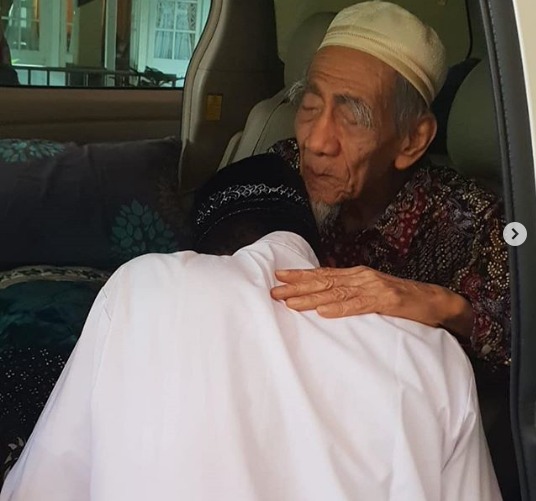 Belajar Ilmu Tawaduk, Ustaz Abdul Somad Sowan ke Mbah Moen