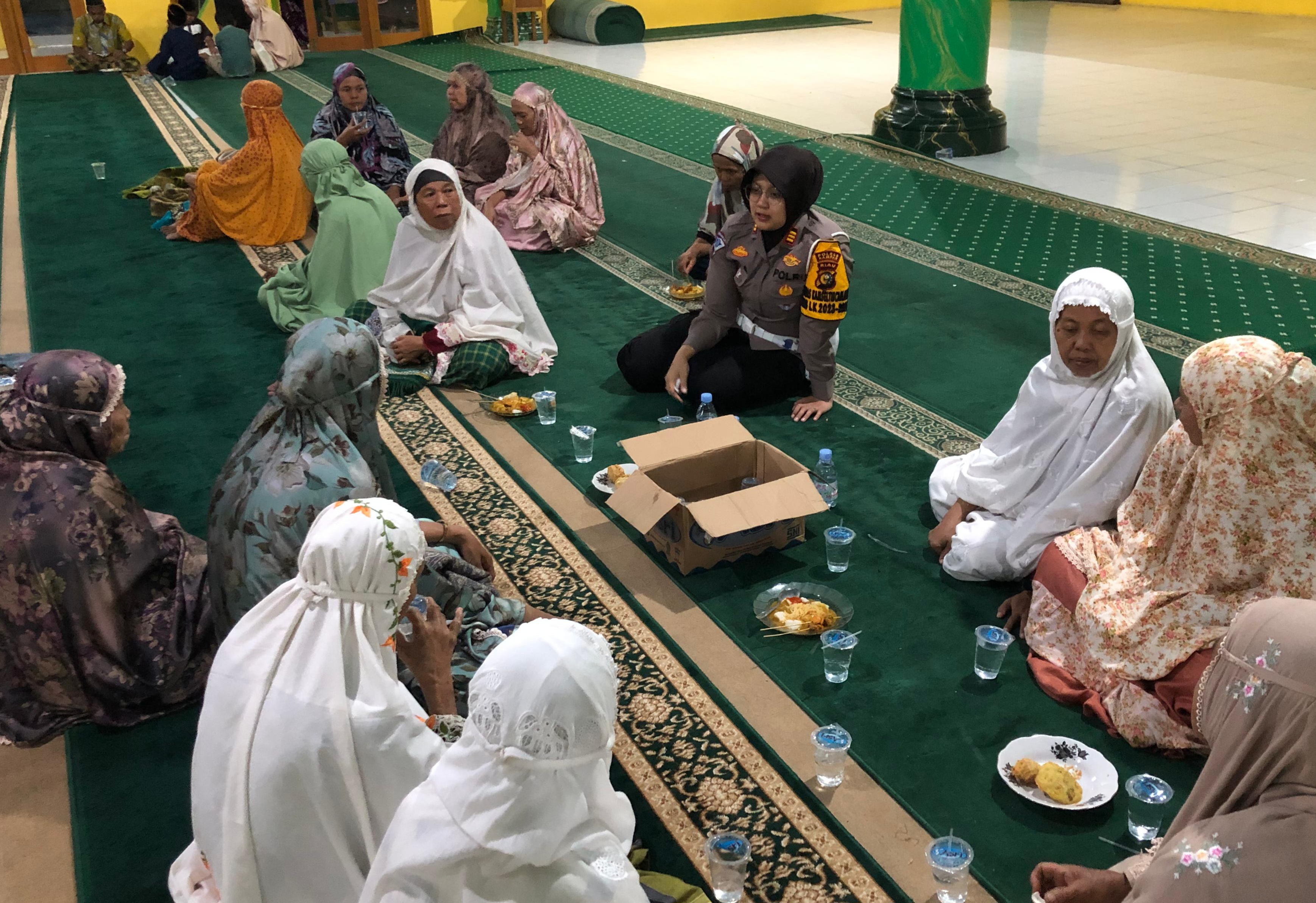 Penuh Keakraban Bersama Ibu Jamaah Masjid Nurul Iman, AKP Viola Sampaikan Pesan Kamtibmas Pemilu