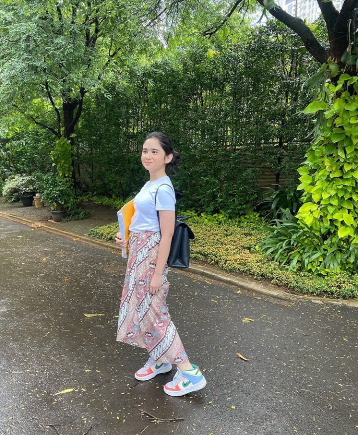 Artis Cantik Ini Tetap Bekerja di Momen Lebaran