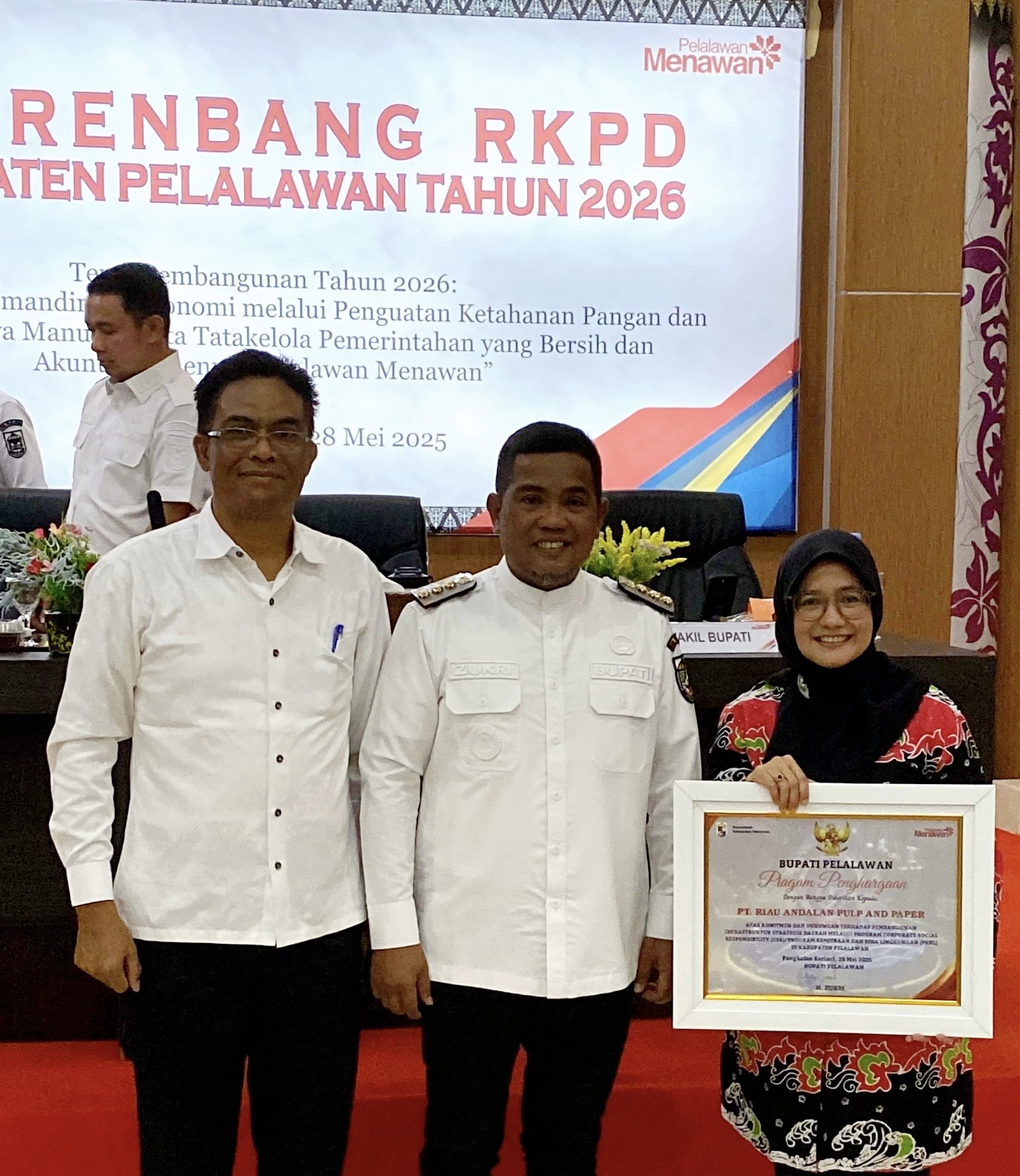 Komitmen Mendukung Pembangunan Daerah, Bupati Pelalawan Beri Penghargaan CSR Terbaik kepada RAPP