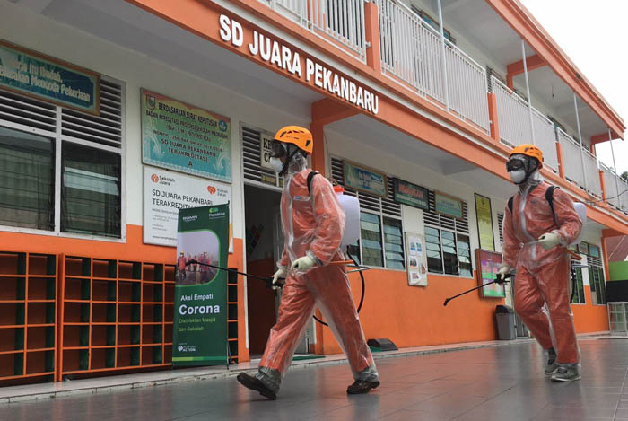 Relawan Nusantara Pekanbaru Semprotkan Disinfektan Cegah Covid-19 di Sejumlah Lokasi