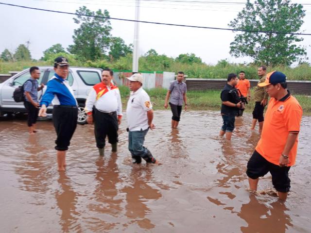 Bupati Inhil Tinjau Lokasi Banjir, Perintahkan OPD Terkait untuk Carikan Solusi 