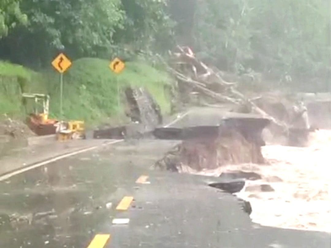 Jalan di Mega Mendung Amblas, Akses Padang-Bukittinggi Terputus