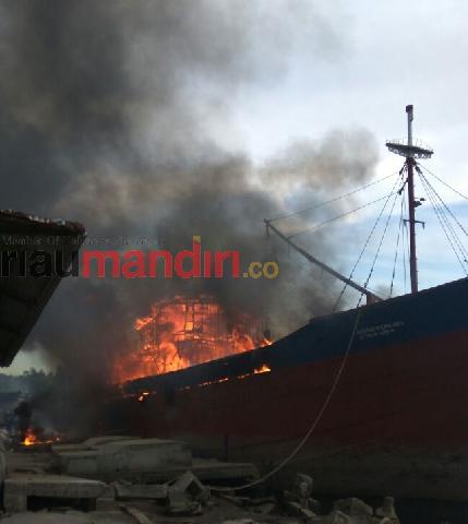 Diduga Bawa Barang Ilegal, KM Agung Perkasa Terbakar di Pelabuhan Ayan