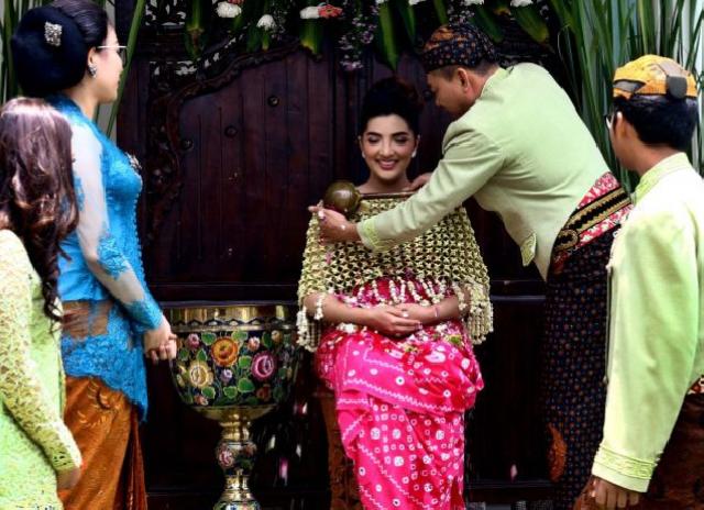 Hamil 7 Bulan, Anang-Ashanti Menggelar Ritual Adat Mitoni