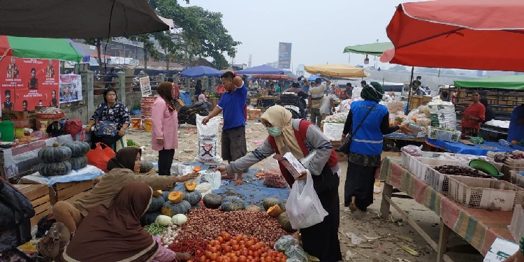 PWI Riau Peduli Gandeng Aulia Hospital Bagikan Masker di Pasar Pagi Arengka