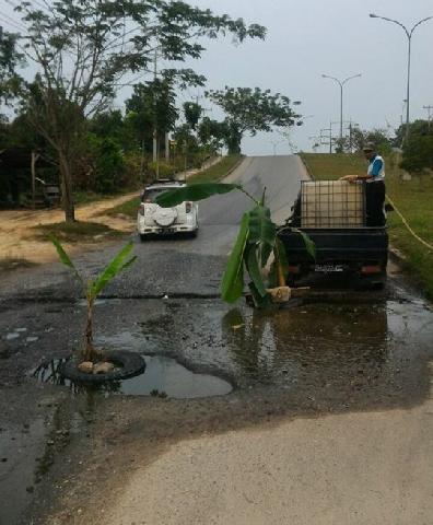 Rusak Parah, Warga Pangkalan Kerinci Minta Jalan Simpang Kualo Diperbaiki
