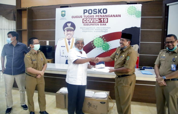 Tangani Covid-19, Bupati Alfedri Terima Bantuan APD-Masker dari Mantan Bupati Siak Arwin AS