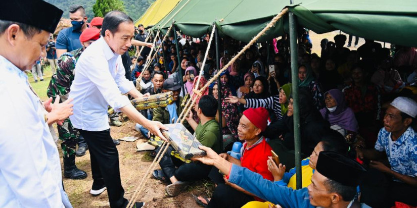 Temui Pengungsi Gempa Cianjur, Presiden Jokowi Bagikan Sarung dan Mukena