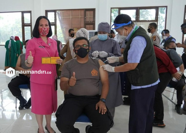 614 Personel Polres Siak Jalani Vaksinasi Tahap Awal