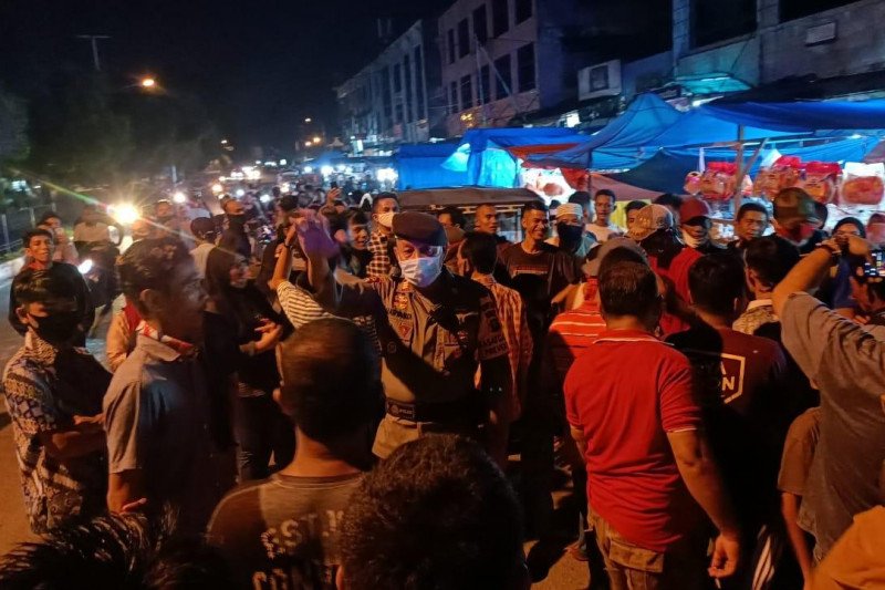 Senin Malam, Ratusan Pedagang Pasar di Dumai Turun ke Jalan Tolak Pembatasan Jam Usaha