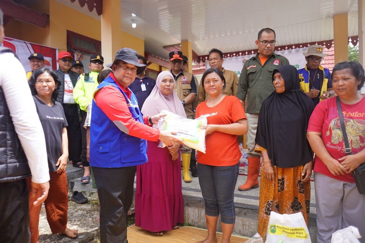 Gubri Edy Natar Serahkan Bantuan 10 Ton Beras untuk Masyarakat Terdampak Banjir di Pelalawan 