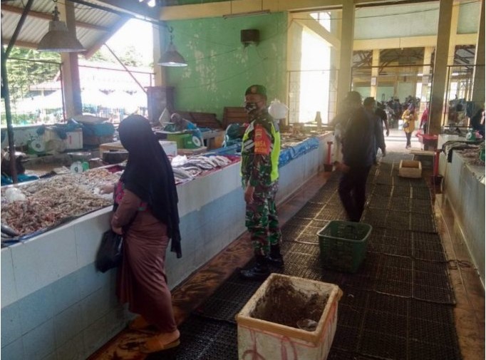 Terapkan Protokol Kesehatan, Aparat Larang Warga Tanpa Masker Masuk Pasar di Siak