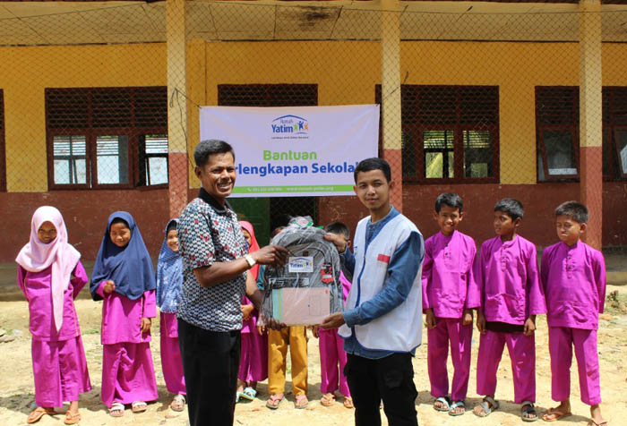 Rumah Yatim Beri Bantuan Pendidikan Bagi Puluhan Anak di Pelosok Riau