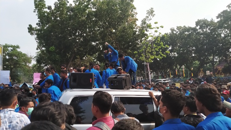 Demo di DPRD Riau Memanas, Mahasiswa Bacakan Orasi Aktivis HAM Munir yang Sindir Kepolisian