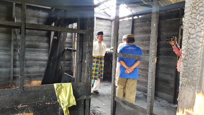 Kunjungi Korban Kebakaran di Dusun I Desa Banglas, Wabup Meranti Salurkan Bantuan