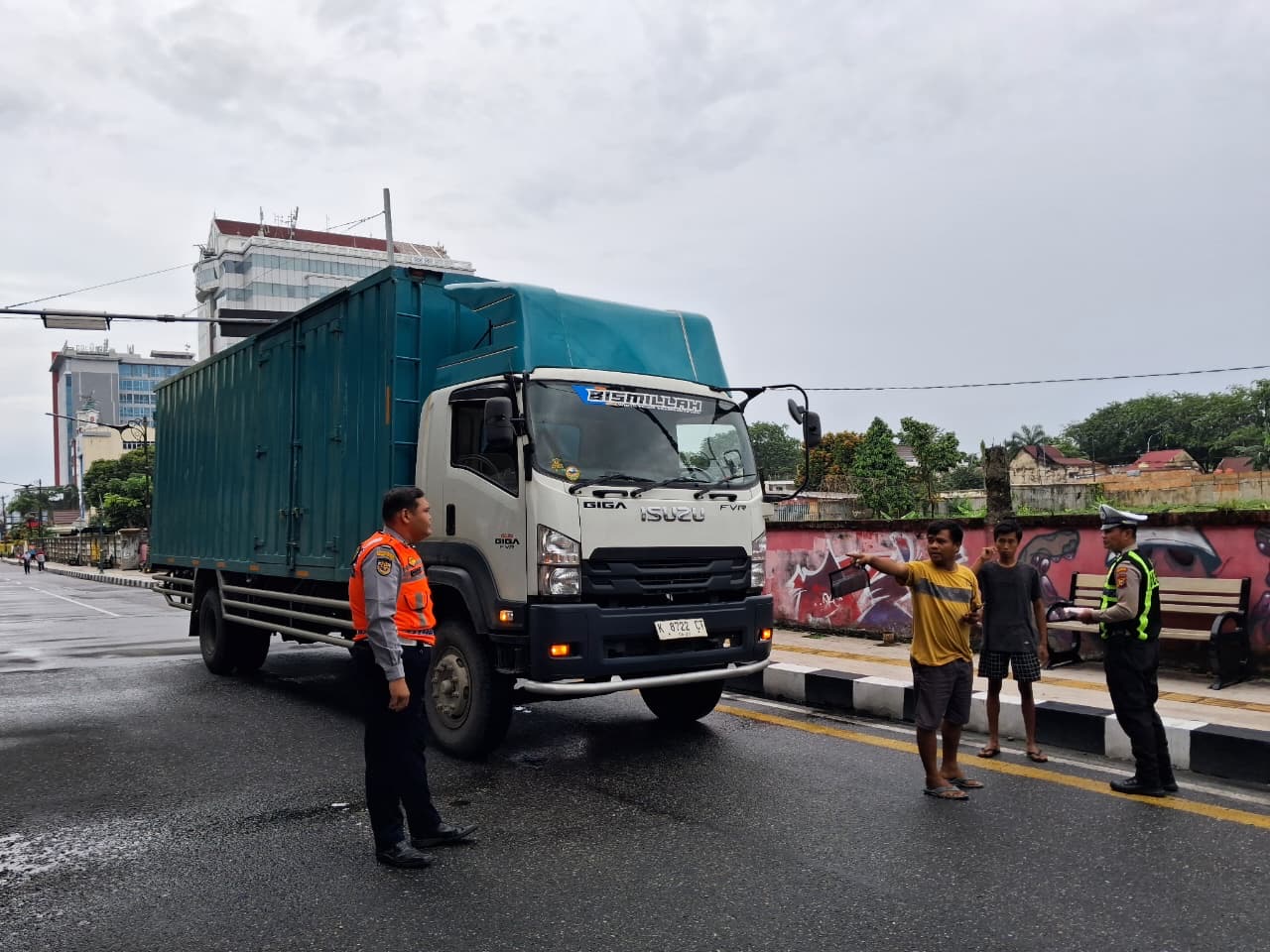 Nekat Masuk Kota, Truk Dihadang Lalu Ditilang