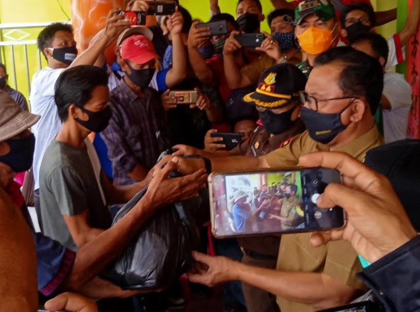 Bupati Suyatno Serahkan Paket Sembako dari Warga Tionghoa Rohil ke Masyarakat