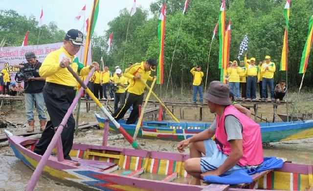 Bupati Inhil Buka Festival Sampan Leper dan Pacu Dayung Pelepah Kelapa