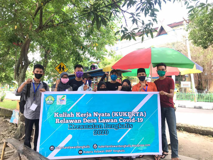 Cegah Covid-19, Tim Relawan Unri Kecamatan Bengkalis Kembali Bagikan Hand Sanitizer-Masker