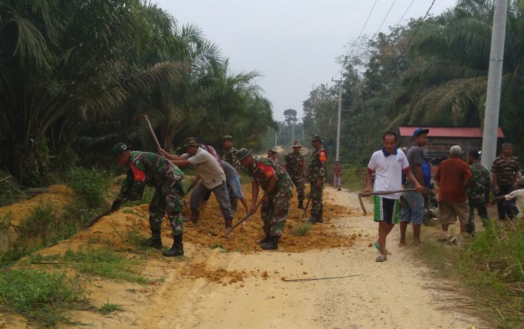 Danramil 05/RM Bersama Warga Goro Bersihkan Parit dan Timbun Lubang Jalan