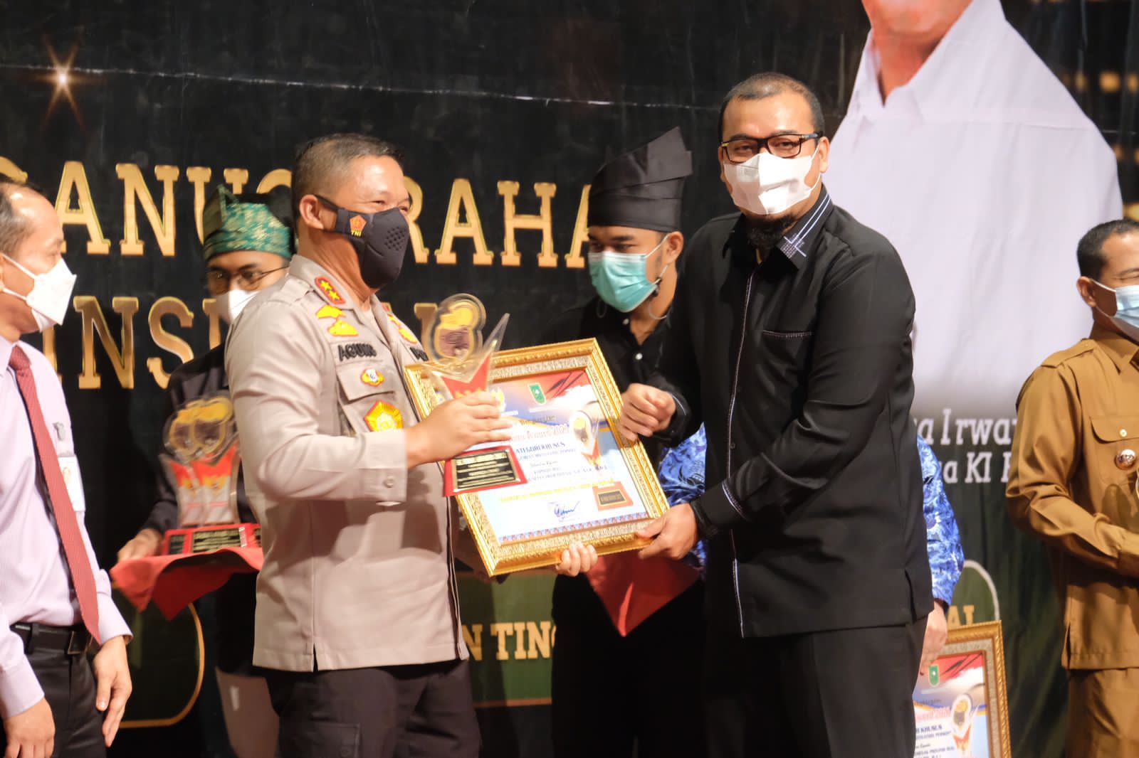 Kapolda Riau Terima Penghargaan KI Award Riau 2021