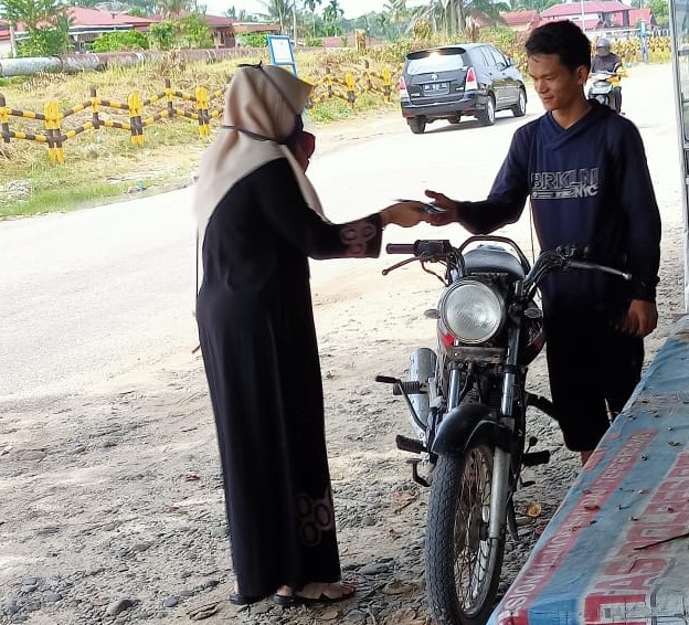 Cegah Covid-19, Tim Relawan Unri Kecamatan Mandau Bagikan Ratusan Masker ke Warga